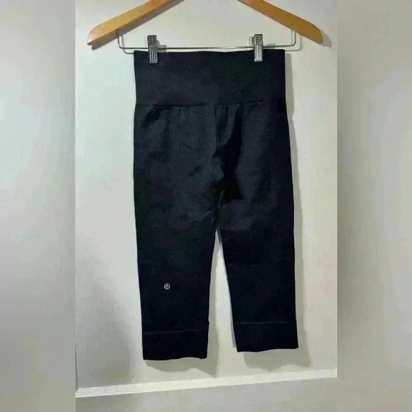 Lululemon Seamlessly Street Crop Leggings - Picture 1 of 3